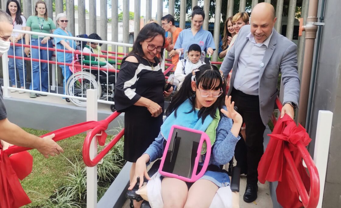 Kinder e Casa de Saúde Menino Jesus de Praga inauguram rampa de acesso para estudantes com deficiência