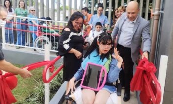 Kinder e Casa de Saúde Menino Jesus de Praga inauguram rampa de acesso para estudantes com deficiência
