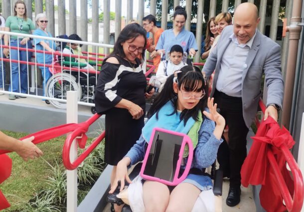 Kinder e Casa de Saúde Menino Jesus de Praga inauguram rampa de acesso para estudantes com deficiência