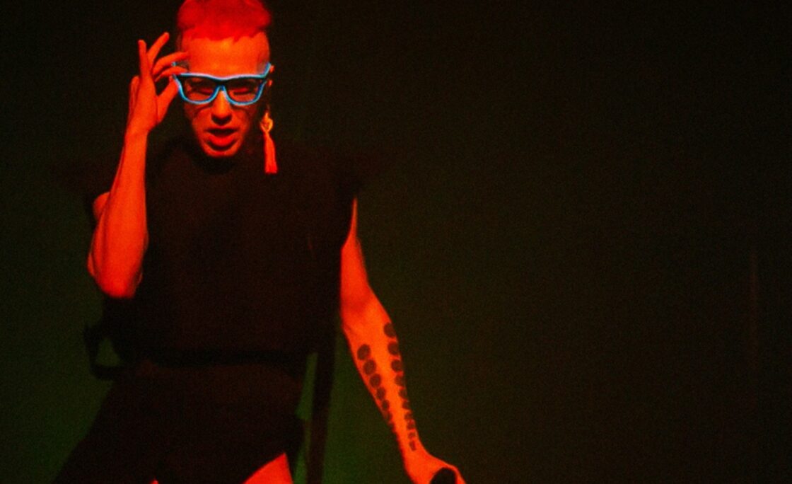 Repertório do show do cantor Madblush terá músicas autorais e de outros artistas famosos, como Ney Matogrosso, Elis Regina e Ritta Lee.