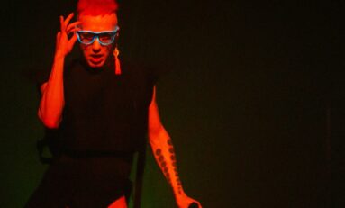 Repertório do show do cantor Madblush terá músicas autorais e de outros artistas famosos, como Ney Matogrosso, Elis Regina e Ritta Lee.