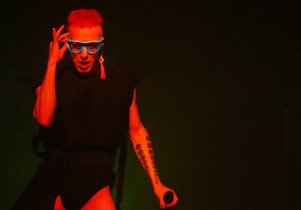 Repertório do show do cantor Madblush terá músicas autorais e de outros artistas famosos, como Ney Matogrosso, Elis Regina e Ritta Lee.