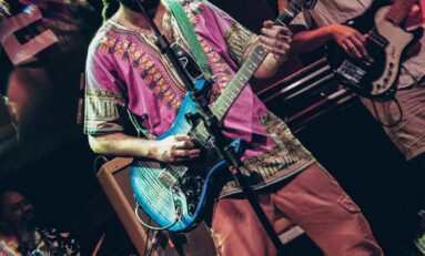 Porto Verão Alegre terá palco musical dedicado à brasilidade, com shows de Chico Brown, Thedy Corrêa, Paola Kirst e Kiai