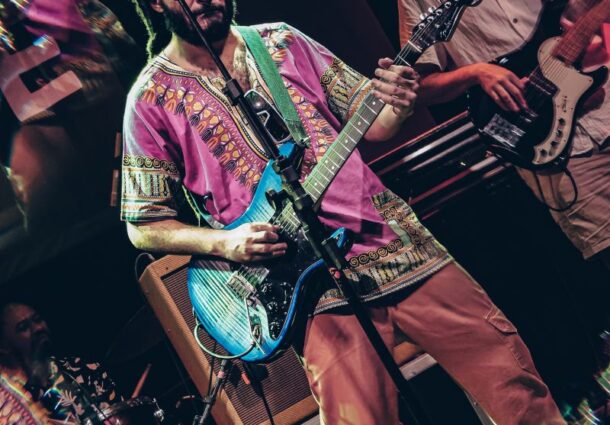 Porto Verão Alegre terá palco musical dedicado à brasilidade, com shows de Chico Brown, Thedy Corrêa, Paola Kirst e Kiai