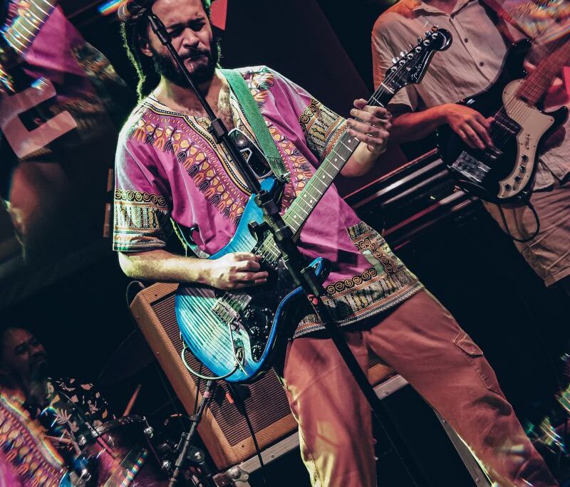 Porto Verão Alegre terá palco musical dedicado à brasilidade, com shows de Chico Brown, Thedy Corrêa, Paola Kirst e Kiai