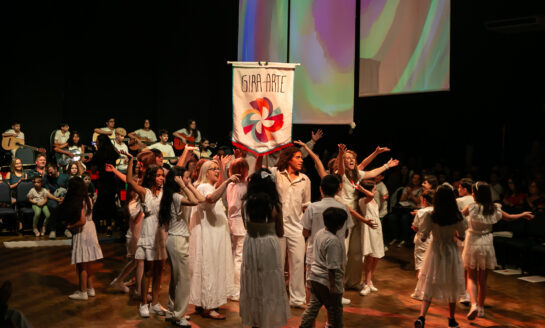 Pulsamos: espetáculo e exposição de final de ano do projeto Gira-Arte