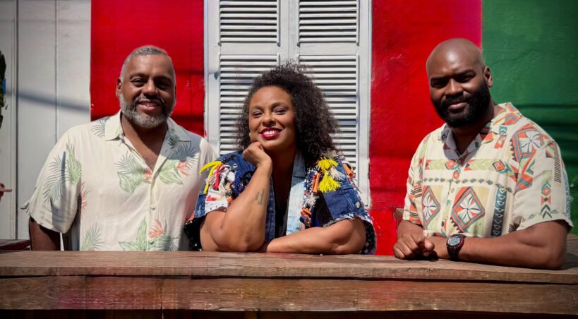 Samba pra Namorar e Edu Moreira celebram os antigos bailes de clube em uma noite de música, brilho e nostalgia