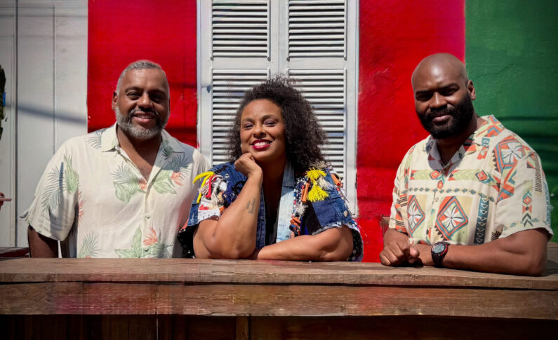 Samba pra Namorar e Edu Moreira celebram os antigos bailes de clube em uma noite de música, brilho e nostalgia