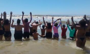 Crianças da Fundação O Pão dos Pobres vivem a experiência do mar no Litoral Norte gaúcho