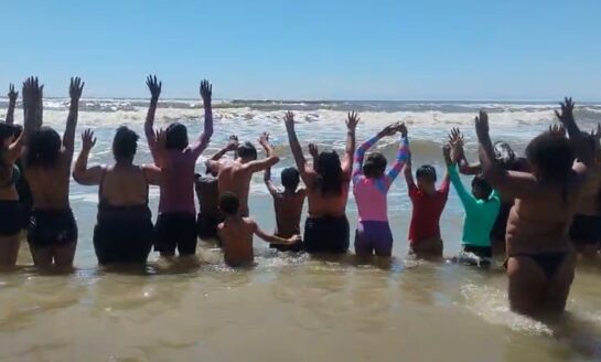 Crianças da Fundação O Pão dos Pobres vivem a experiência do mar no Litoral Norte gaúcho