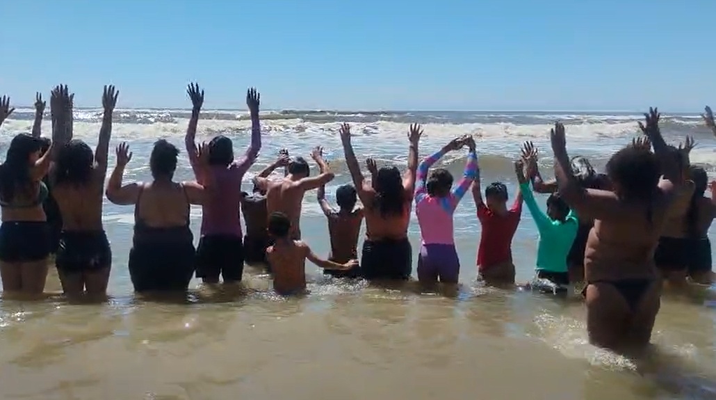 Crianças da Fundação O Pão dos Pobres vivem a experiência do mar no Litoral Norte gaúcho