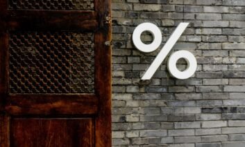 Levantamento de intenção de consumo realizado em Porto Alegre registrou queda de 2,5% em relação a dezembro de 2025 e retração de 22,8% na comparação interanual