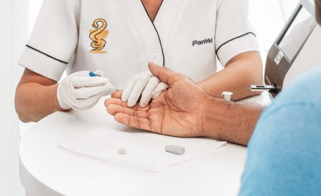 Azia frequente não é normal: exame ajuda a identificar gastrite causada por bactéria