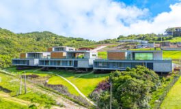 Casas que conversam com o horizonte em uma mesma essência