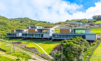 Casas que conversam com o horizonte em uma mesma essência