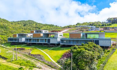 Casas que conversam com o horizonte em uma mesma essência