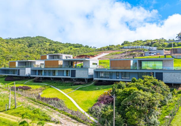Casas que conversam com o horizonte em uma mesma essência
