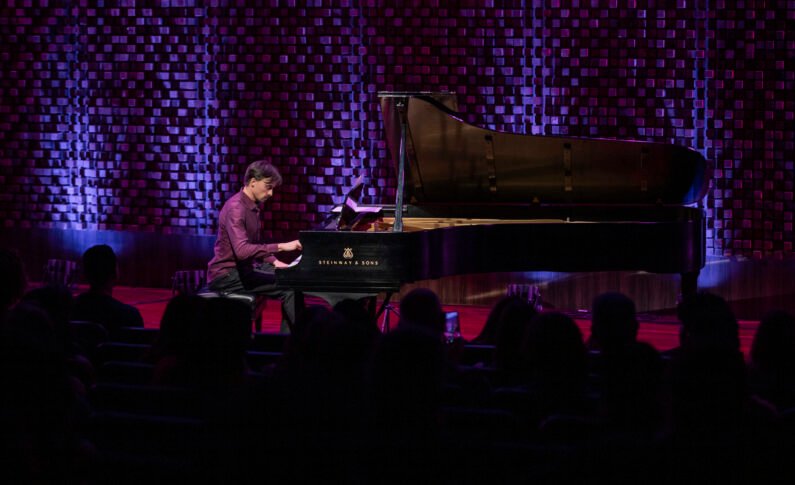 Bruno Hrabovsky apresenta releituras de todos os álbuns de estúdio do Pink Floyd em concerto de piano em Porto Alegre
