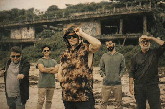 O Mundo Livre S/A, um dos nomes fundadores do manguebeat, retorna a Porto Alegre em março de 2026