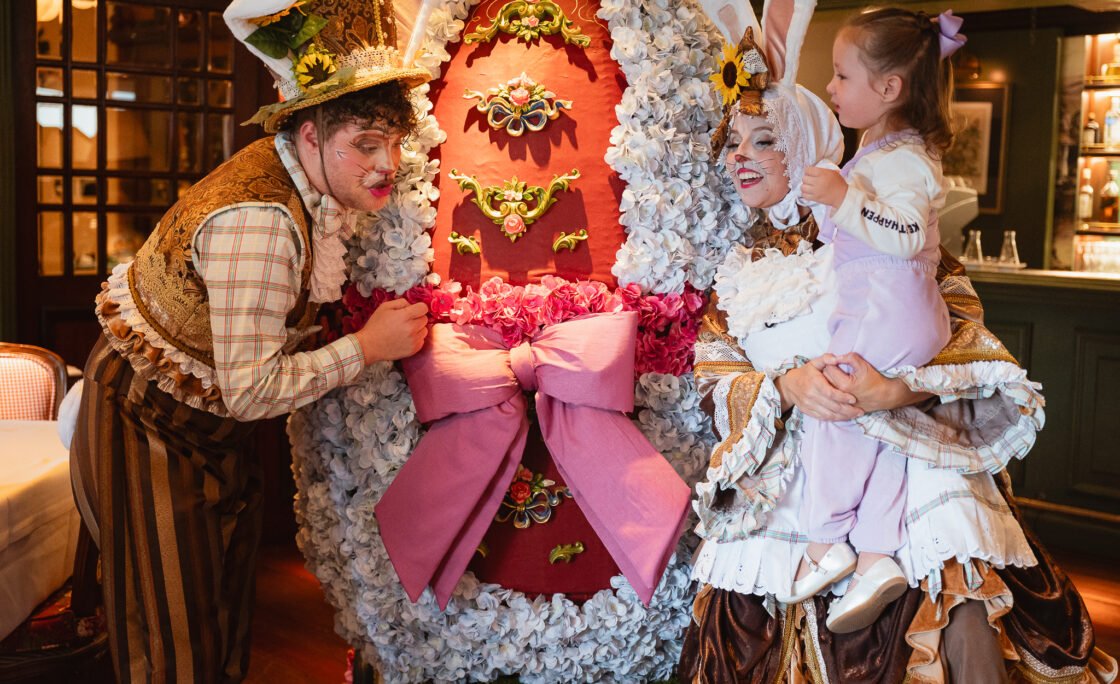 Hotel Casa da Montanha cria coelho gigante com 8,6 mil hortênsias para celebrar a Páscoa em Gramado