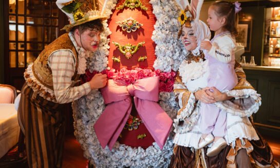 Hotel Casa da Montanha cria coelho gigante com 8,6 mil hortênsias para celebrar a Páscoa em Gramado