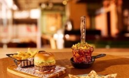 Outback atende pedidos dos consumidores e traz clássicos de volta em campanha com Dani Calabresa