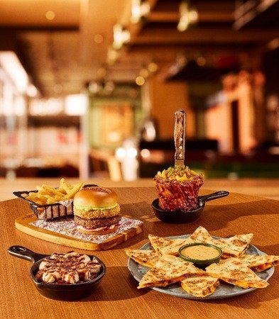 Outback atende pedidos dos consumidores e traz clássicos de volta em campanha com Dani Calabresa