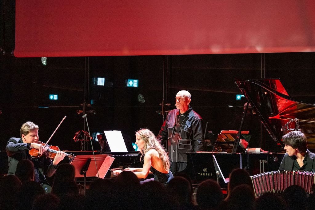 Espetáculo The Infamous Ramírez Hoffman, com o ator John Malkovich e a pianista Anastasya Terenkova, tem única apresentação em Porto Alegre nesta sexta-feira (3)