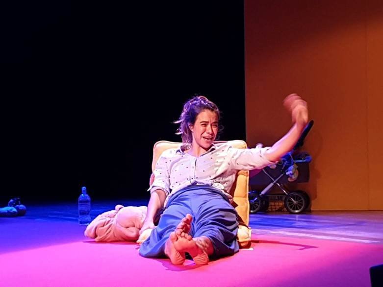 Sucesso de público estrelado por Miá Mello chega a Porto Alegre dia 12 de abril