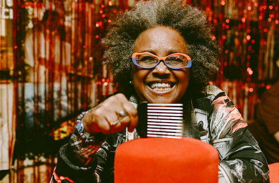 Uma das maiores representantes da música negra brasileira, Sandra Sá vai retornar a Porto Alegre