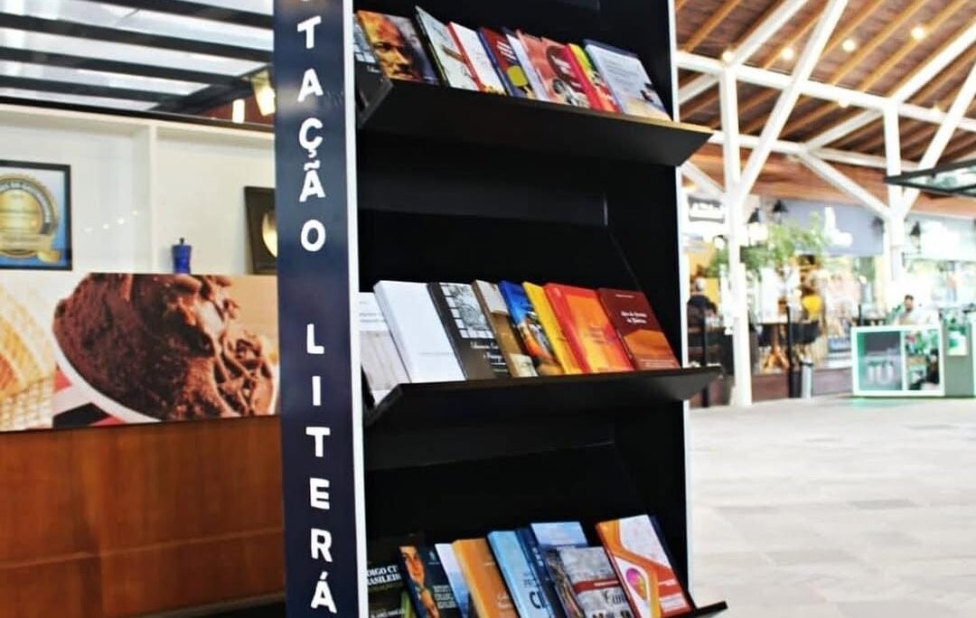 Rua Coberta de Canela oferece livros gratuitamente para comunidade