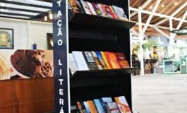 Rua Coberta de Canela oferece livros gratuitamente para comunidade